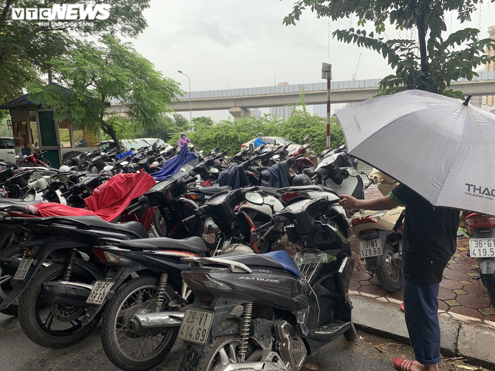 Quán cà phê Hà Nội chật cứng khách trong ngày đầu được bán tại chỗ - 2