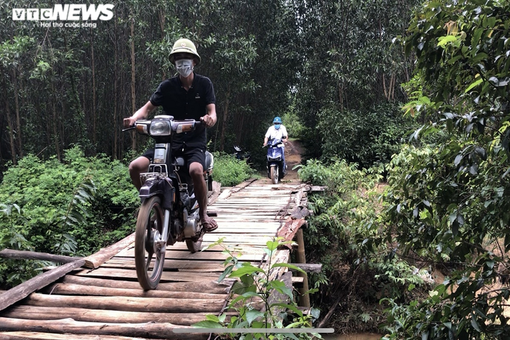 Quảng Bình: Người dân 'nín thở' lưu thông qua cầu tạm chờ sập - 1