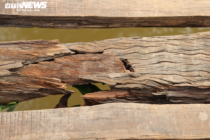 Quảng Bình: Người dân 'nín thở' lưu thông qua cầu tạm chờ sập - 2