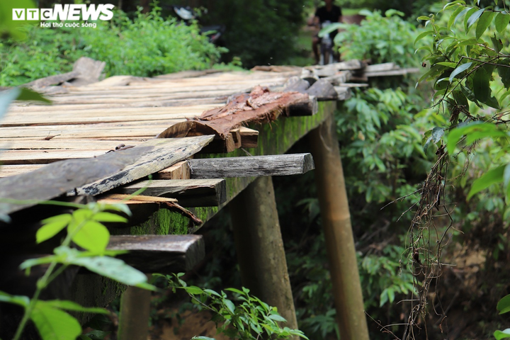 Quảng Bình: Người dân 'nín thở' lưu thông qua cầu tạm chờ sập - 3