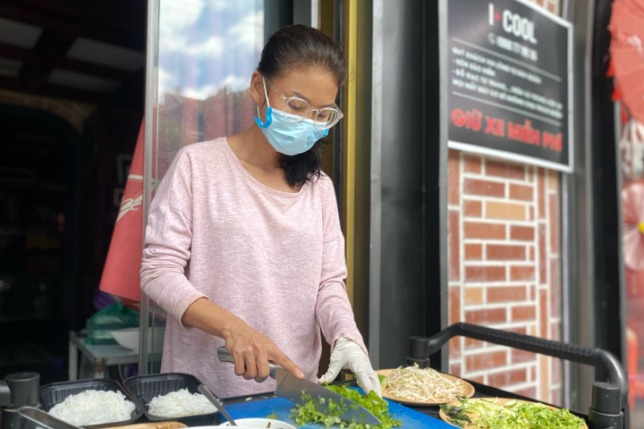 Bảng hiệu karaoke ở TP.HCM đang dần biến mất - 2