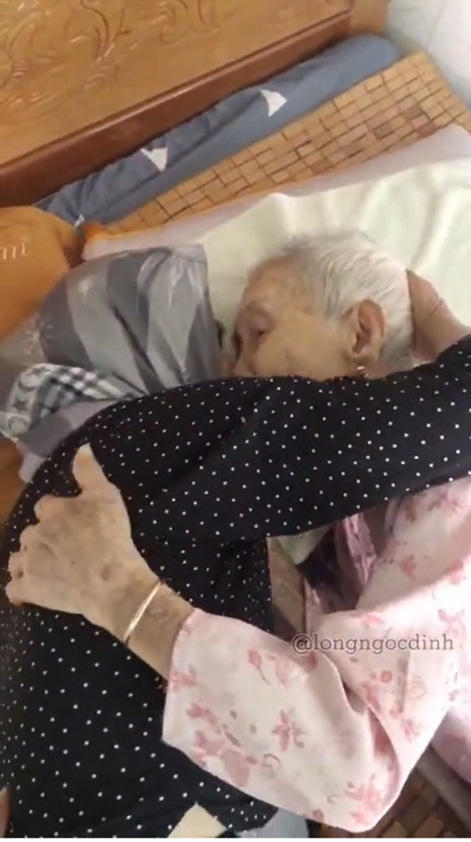 Xúc động mẹ 105 tuổi bật khóc khi gặp lại con gái 84 tuổi sau 4 tháng giãn cách - 1