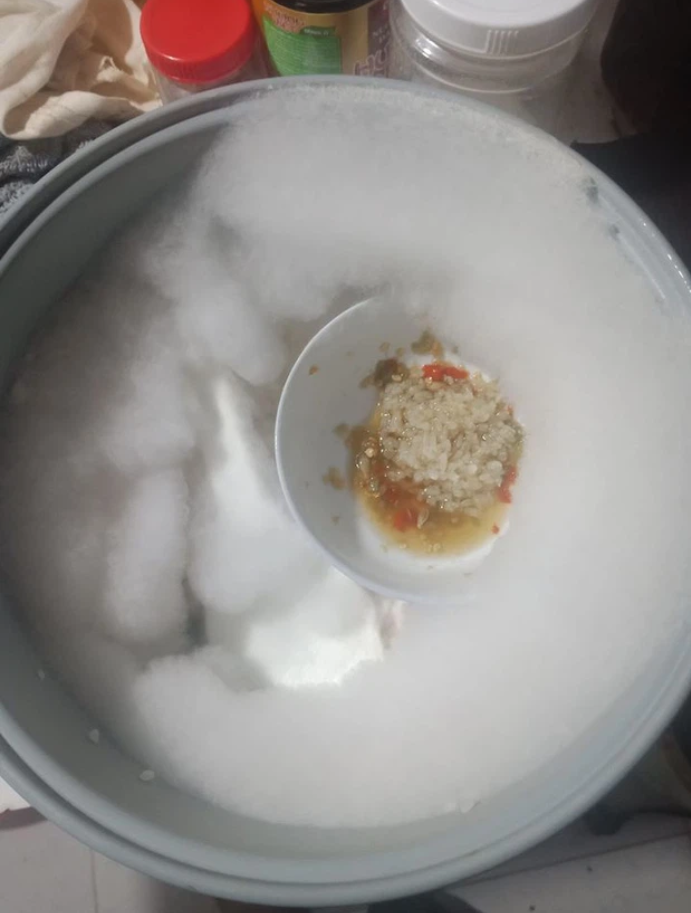 Món 'kẹo bông gòn' bằng nồi cơm điện: Ai thấy cũng bỏ chạy vì quá bốc mùi - 3