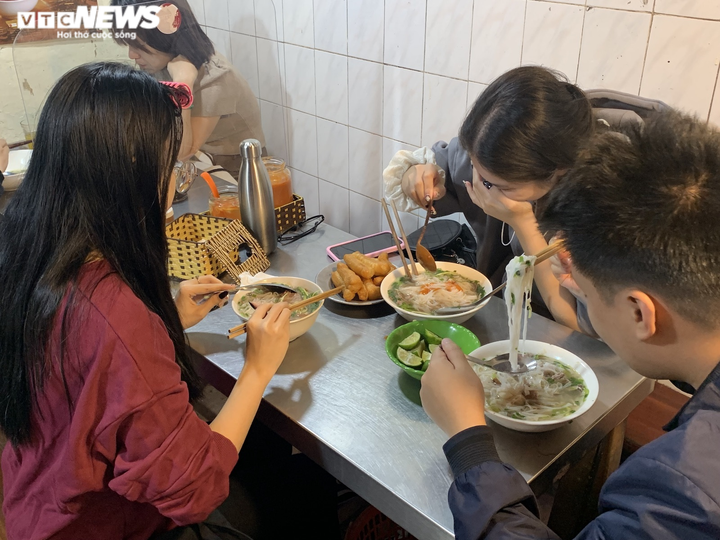 Người Hà Nội tấp nập đi ăn phở từ sáng sớm, người bán không kịp ngơi tay - 6