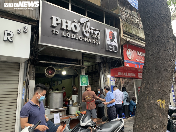 Người Hà Nội tấp nập đi ăn phở từ sáng sớm, người bán không kịp ngơi tay - 1