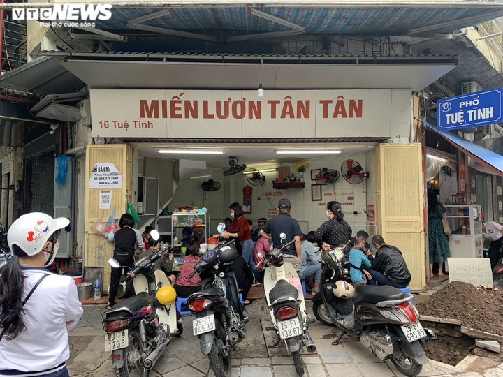 Người Hà Nội tấp nập đi ăn phở từ sáng sớm, người bán không kịp ngơi tay - 11