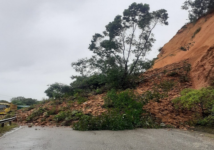 Mưa lớn gây sạt lở nghiêm trọng, tuyến Quốc lộ 8A bị ách tắc - 1