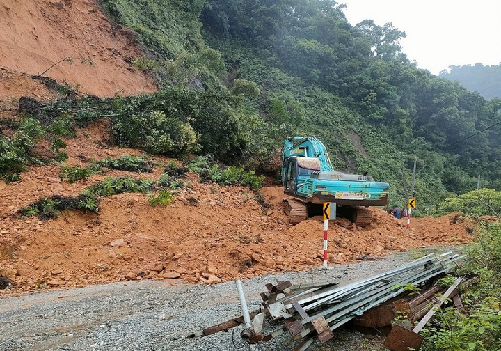 Mưa lớn gây sạt lở nghiêm trọng, tuyến Quốc lộ 8A bị ách tắc - 2