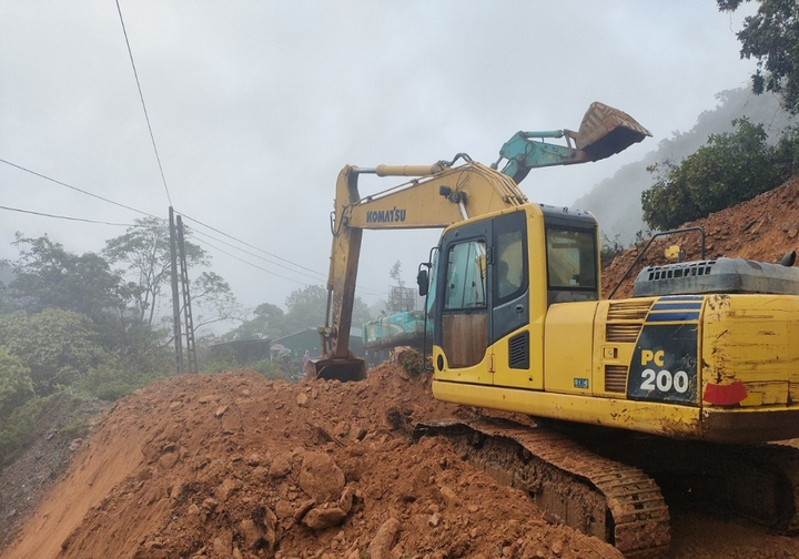 Mưa lớn gây sạt lở nghiêm trọng, tuyến Quốc lộ 8A bị ách tắc - 3