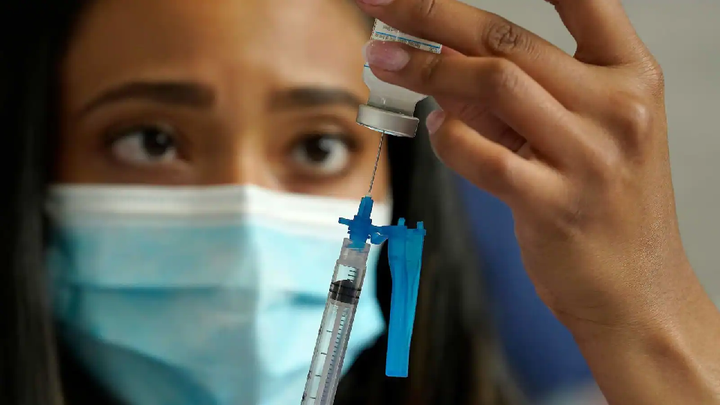 Quốc gia dẫn đầu thế giới với tỷ lệ tiêm phòng COVID-19 đạt 99% - 1