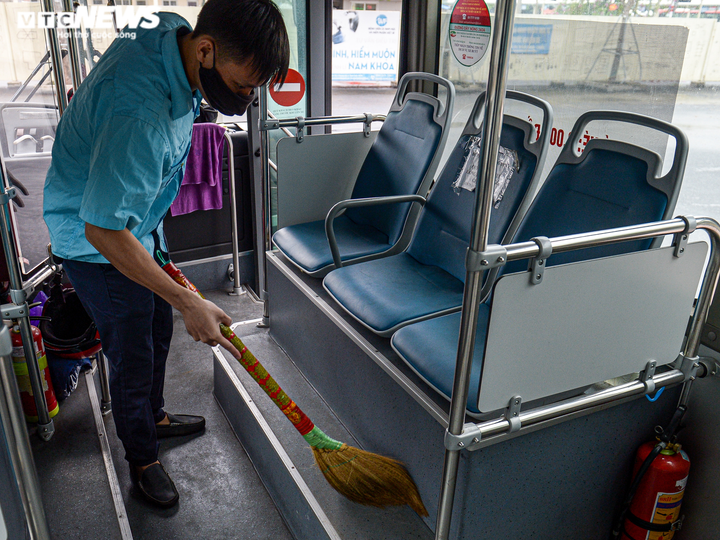 Ngày đầu hoạt động trở lại, nhiều chuyến xe buýt Hà Nội chỉ có 1 hành khách - 3