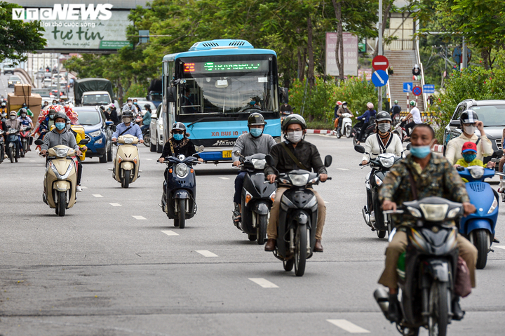 Ngày đầu hoạt động trở lại, nhiều chuyến xe buýt Hà Nội chỉ có 1 hành khách - 12