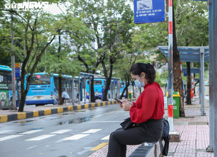 Ngày đầu hoạt động trở lại, nhiều chuyến xe buýt Hà Nội chỉ có 1 hành khách - 4