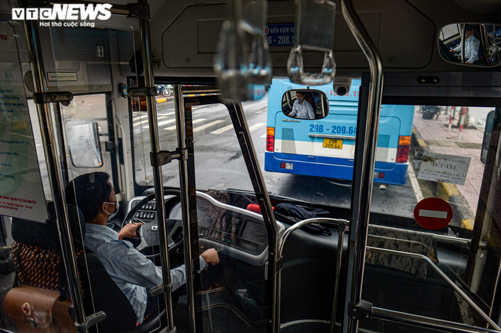 Ngày đầu hoạt động trở lại, nhiều chuyến xe buýt Hà Nội chỉ có 1 hành khách - 2