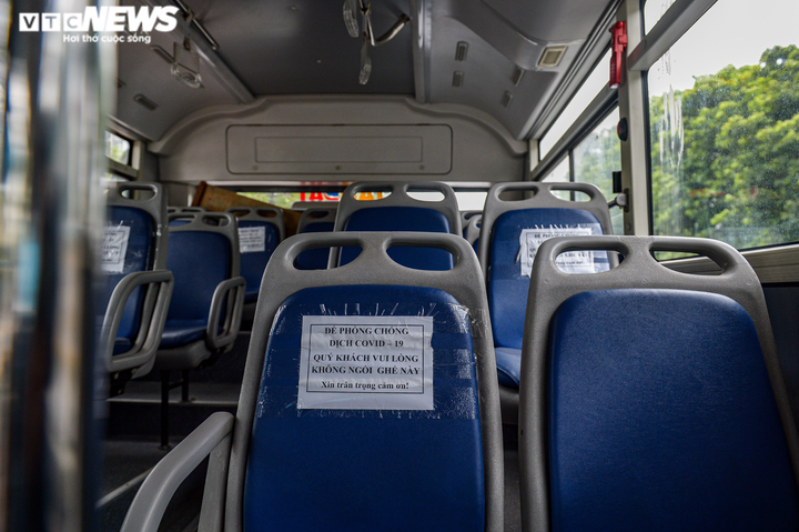 Ngày đầu hoạt động trở lại, nhiều chuyến xe buýt Hà Nội chỉ có 1 hành khách - 9