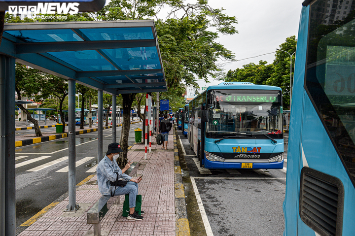 Ngày đầu hoạt động trở lại, nhiều chuyến xe buýt Hà Nội chỉ có 1 hành khách - 1