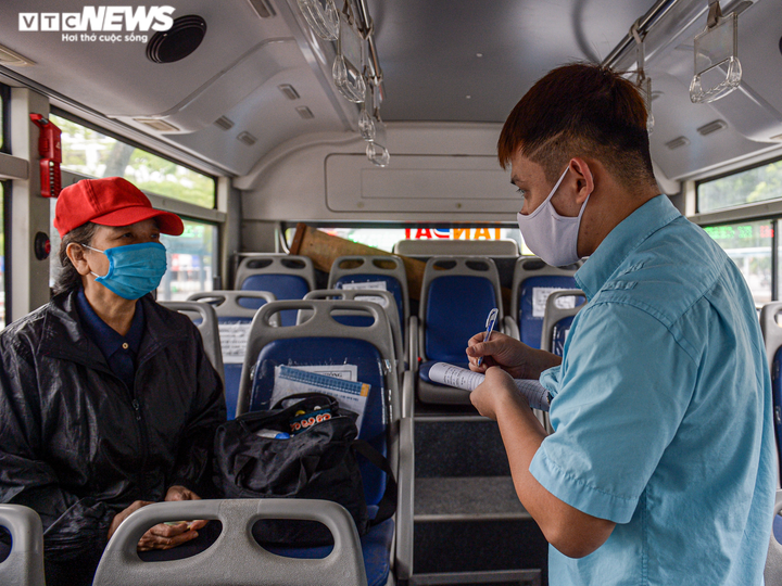 Ngày đầu hoạt động trở lại, nhiều chuyến xe buýt Hà Nội chỉ có 1 hành khách - 6