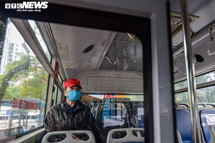 Ngày đầu hoạt động trở lại, nhiều chuyến xe buýt Hà Nội chỉ có 1 hành khách - 5