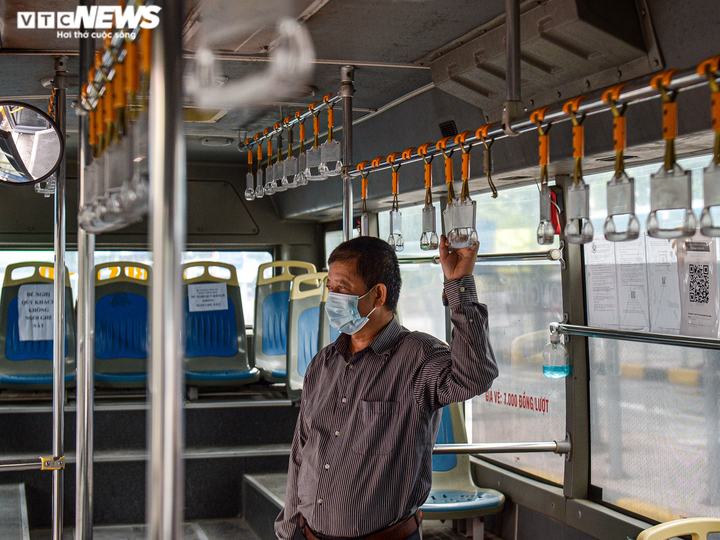 Ngày đầu hoạt động trở lại, nhiều chuyến xe buýt Hà Nội chỉ có 1 hành khách - 7