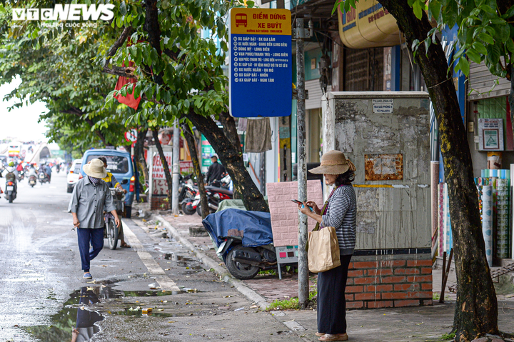 Ngày đầu hoạt động trở lại, nhiều chuyến xe buýt Hà Nội chỉ có 1 hành khách - 10