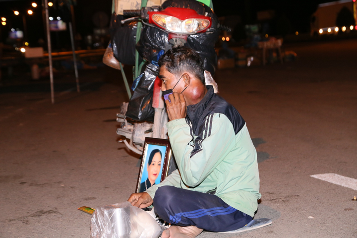 Không có tiền trả phí mai táng, người đàn ông ngậm ngùi ôm di ảnh vợ về quê - 2