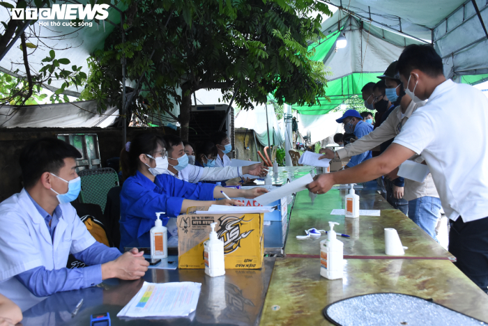Hải Phòng bỏ yêu cầu giấy xét nghiệm COVID-19, nhiều người vẫn mang đề phòng - 1