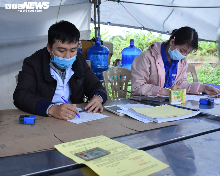 Hải Phòng bỏ yêu cầu giấy xét nghiệm COVID-19, nhiều người vẫn mang đề phòng - 4