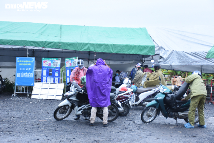 Hải Phòng bỏ yêu cầu giấy xét nghiệm COVID-19, nhiều người vẫn mang đề phòng - 6