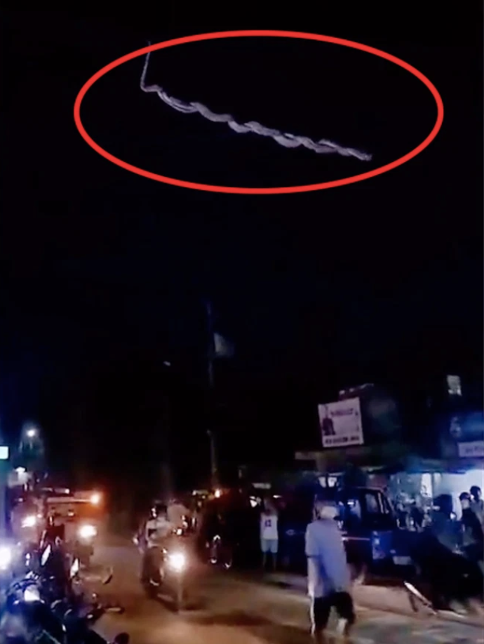 Clip ‘vật thể’ lạ uốn lượn giữa trời, dân tình hãi hùng khi xem đến giây cuối - 1