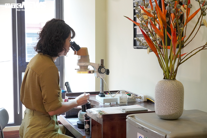 Cô gái 8X 'thổi hồn' tranh dân gian lên những chiếc đồng hồ qua kính hiển vi - 1