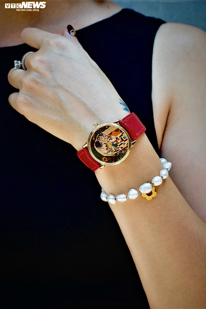 Cô gái 8X 'thổi hồn' tranh dân gian lên những chiếc đồng hồ qua kính hiển vi - 10