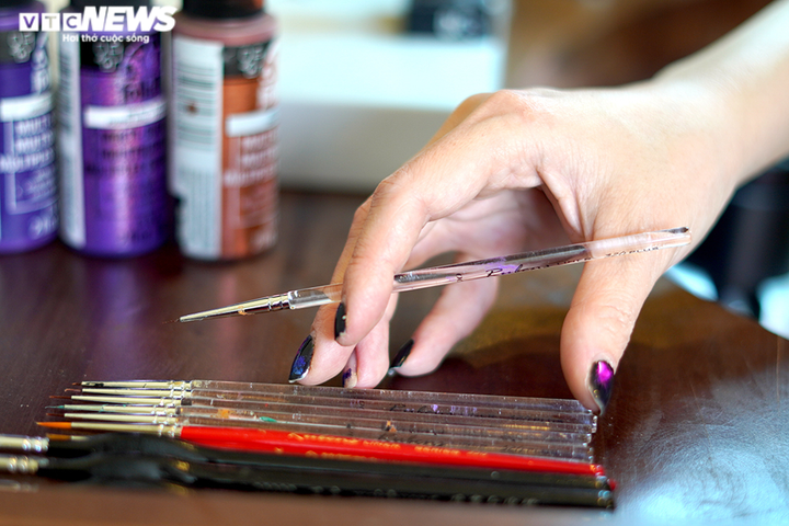 Cô gái 8X 'thổi hồn' tranh dân gian lên những chiếc đồng hồ qua kính hiển vi - 2