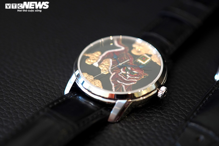 Cô gái 8X 'thổi hồn' tranh dân gian lên những chiếc đồng hồ qua kính hiển vi - 8