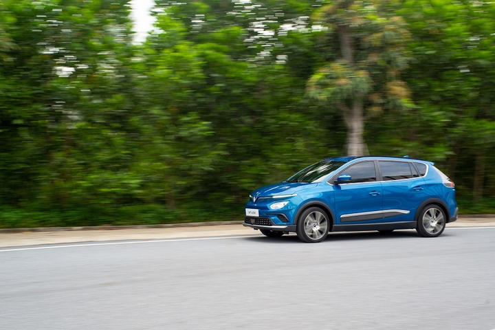 Ra mắt mẫu ô tô điện đầu tiên của Việt Nam - VinFast VF e34: Bảo hành 10 năm - 2