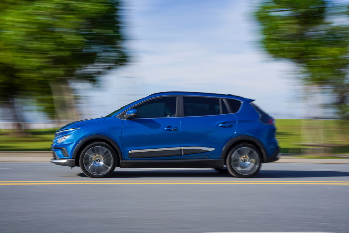 Ra mắt mẫu ô tô điện đầu tiên của Việt Nam - VinFast VF e34: Bảo hành 10 năm - 5