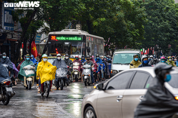 Ảnh: Hà Nội lại tắc đường triền miên vào giờ cao điểm - 3
