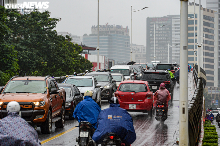 Ảnh: Hà Nội lại tắc đường triền miên vào giờ cao điểm - 4