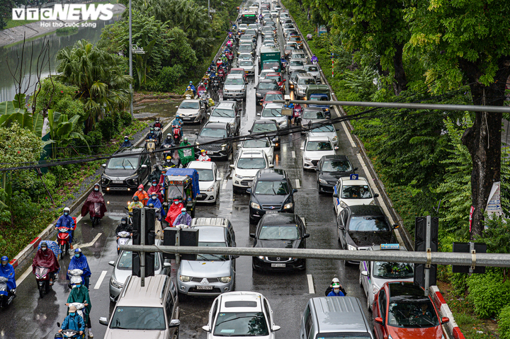 Ảnh: Hà Nội lại tắc đường triền miên vào giờ cao điểm - 2