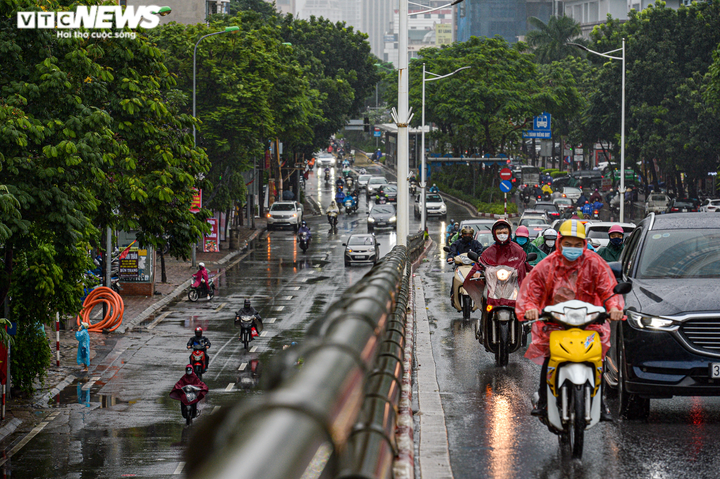 Ảnh: Hà Nội lại tắc đường triền miên vào giờ cao điểm - 9