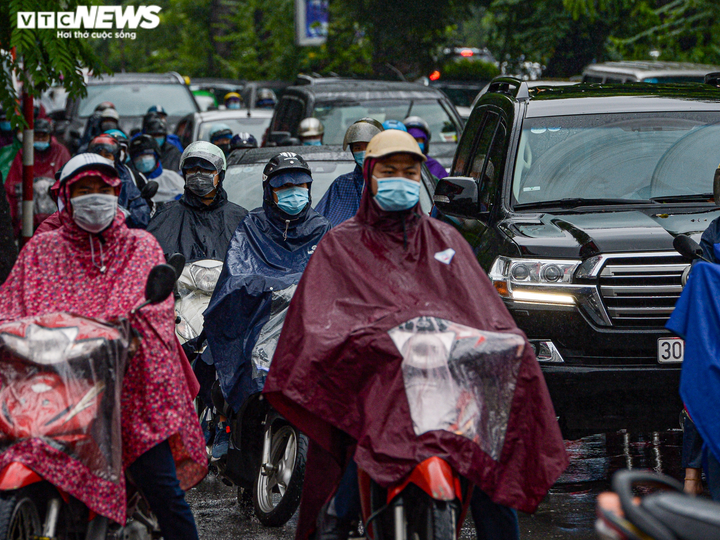 Ảnh: Hà Nội lại tắc đường triền miên vào giờ cao điểm - 10