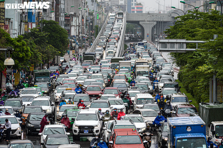 Ảnh: Hà Nội lại tắc đường triền miên vào giờ cao điểm - 1