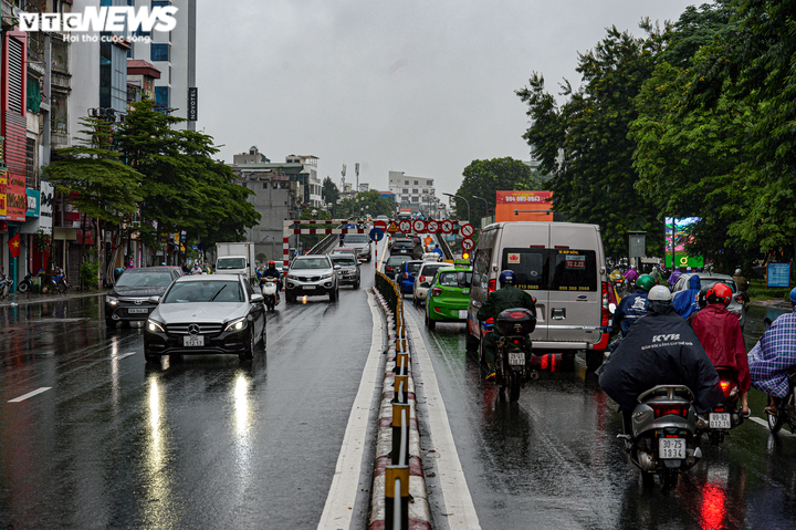 Ảnh: Hà Nội lại tắc đường triền miên vào giờ cao điểm - 11