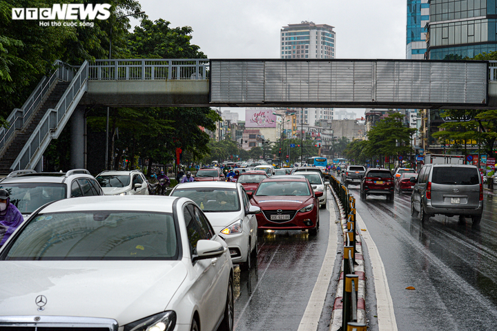 Ảnh: Hà Nội lại tắc đường triền miên vào giờ cao điểm - 6