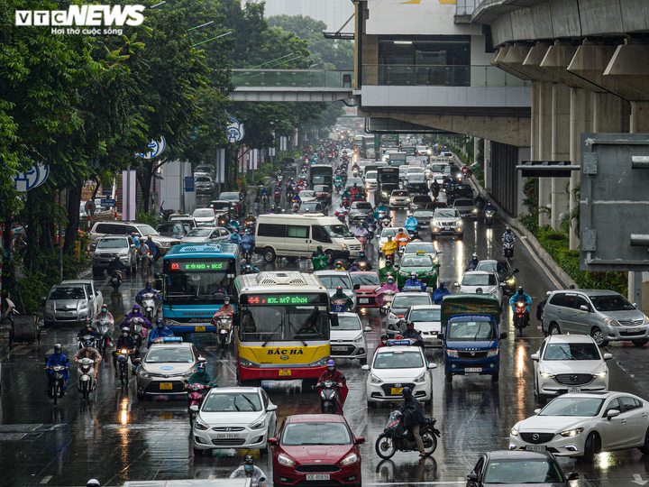 Ảnh: Hà Nội lại tắc đường triền miên vào giờ cao điểm - 7