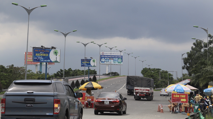 Vì sao nhiều tỉnh thành vẫn bất tuân quy định 'thích ứng an toàn' với COVID-19? - 4