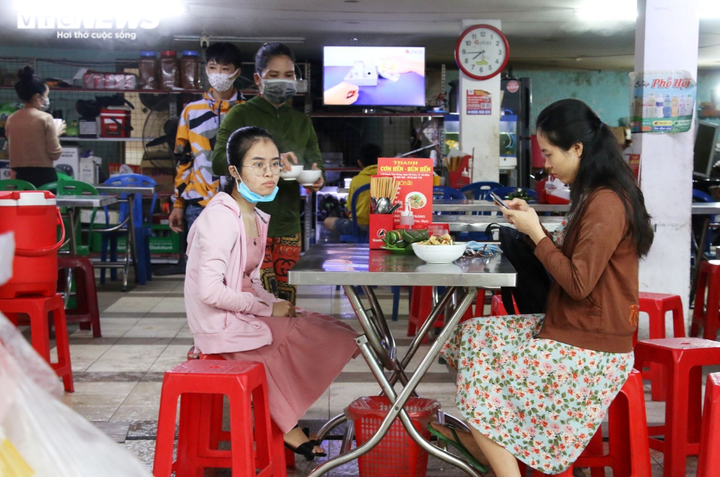 Hàng quán được phục vụ tại chỗ, người Đà Nẵng đội mưa ăn sáng, uống cà phê - 4