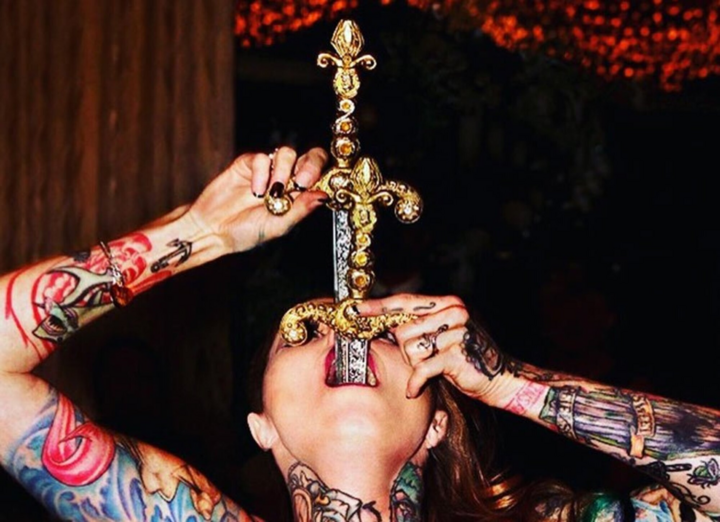 Lật tẩy bí ẩn: Sự thật rùng mình đằng sau màn ảo thuật nuốt kiếm kinh dị - 5