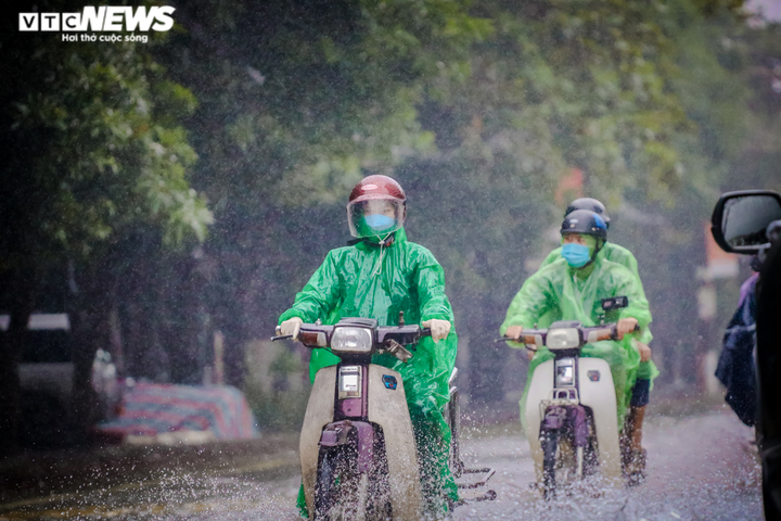 Ảnh: Mưa lớn suốt nhiều giờ, nhiều tuyến phố Hà Tĩnh ngập sâu trong nước - 1