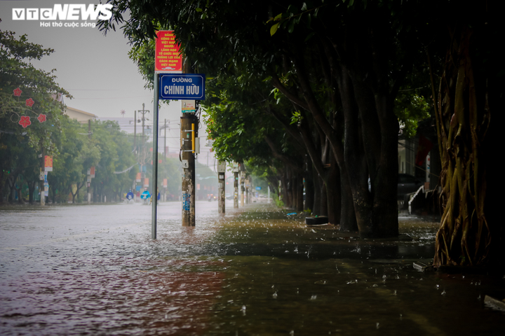 Ảnh: Mưa lớn suốt nhiều giờ, nhiều tuyến phố Hà Tĩnh ngập sâu trong nước - 5