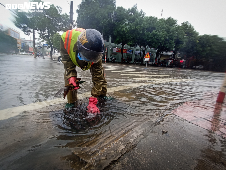 Ảnh: Mưa lớn suốt nhiều giờ, nhiều tuyến phố Hà Tĩnh ngập sâu trong nước - 3
